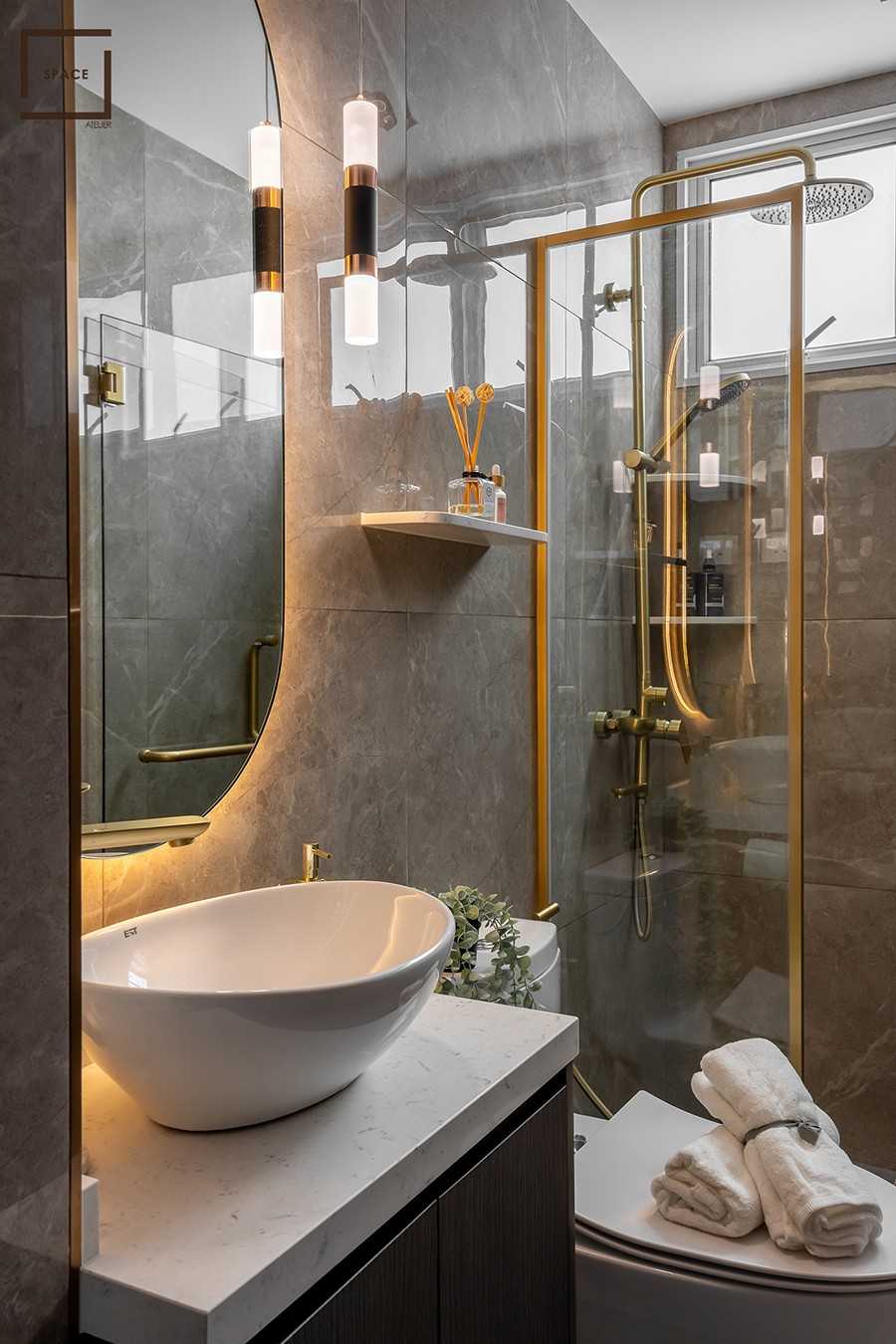 Modern Bathroom with Mirror and Showers