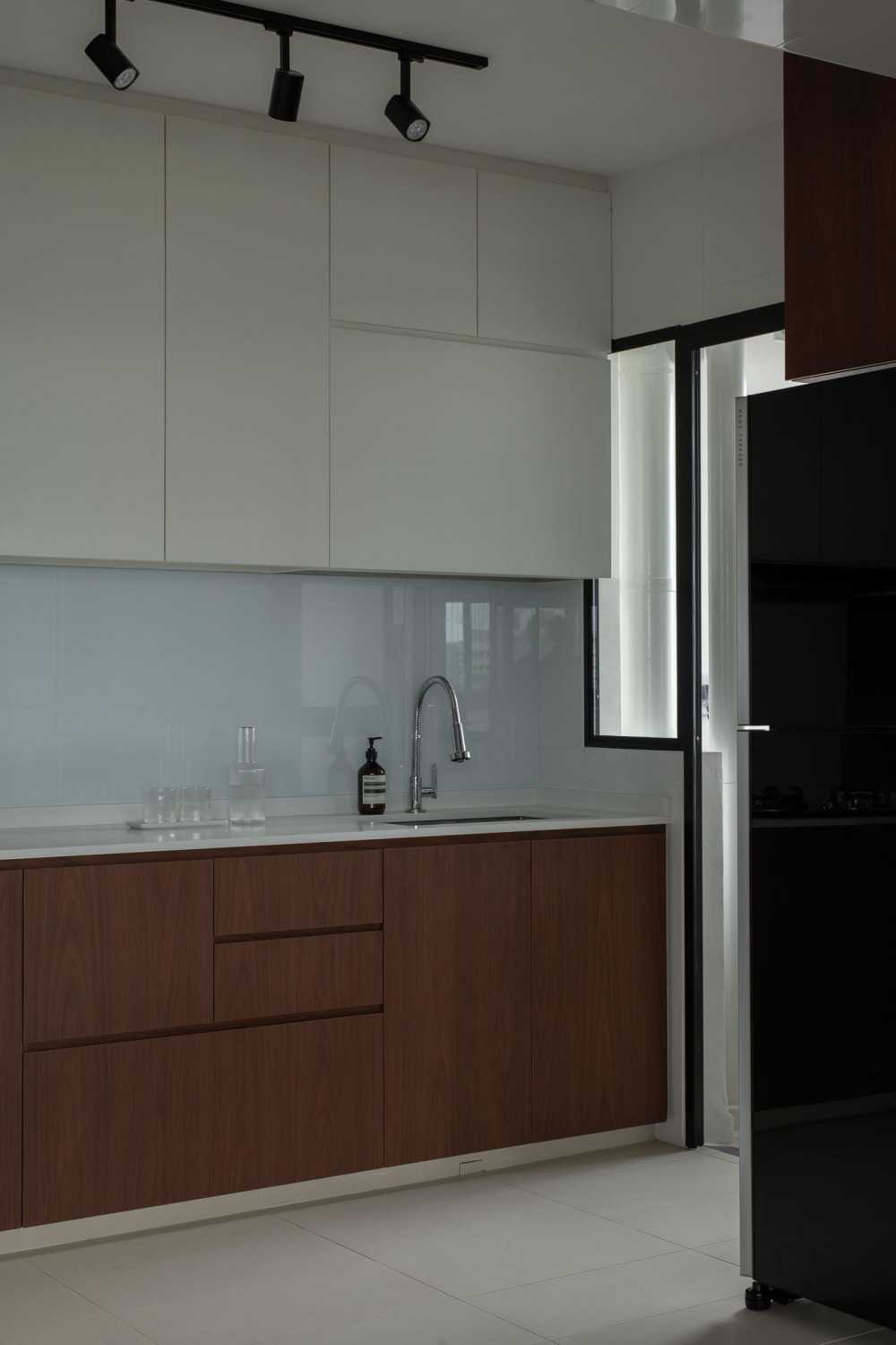 Contemporary Kitchen with Homogeneous Tiles and Kitchen Window