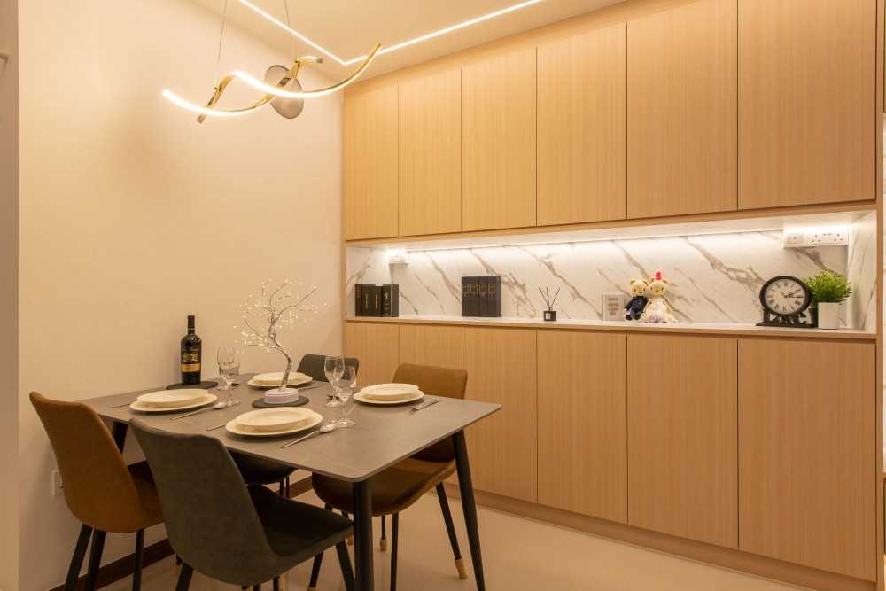 Modern Dining Room with Cove Lighting and Dining Table