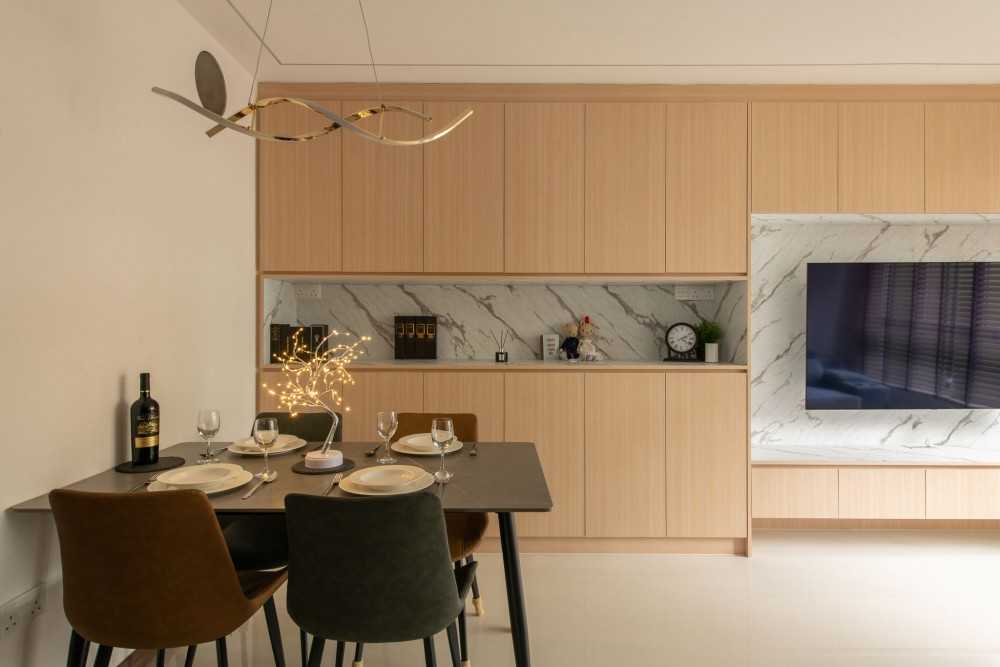 Modern Dining Room with Cove Lighting and Dining Table