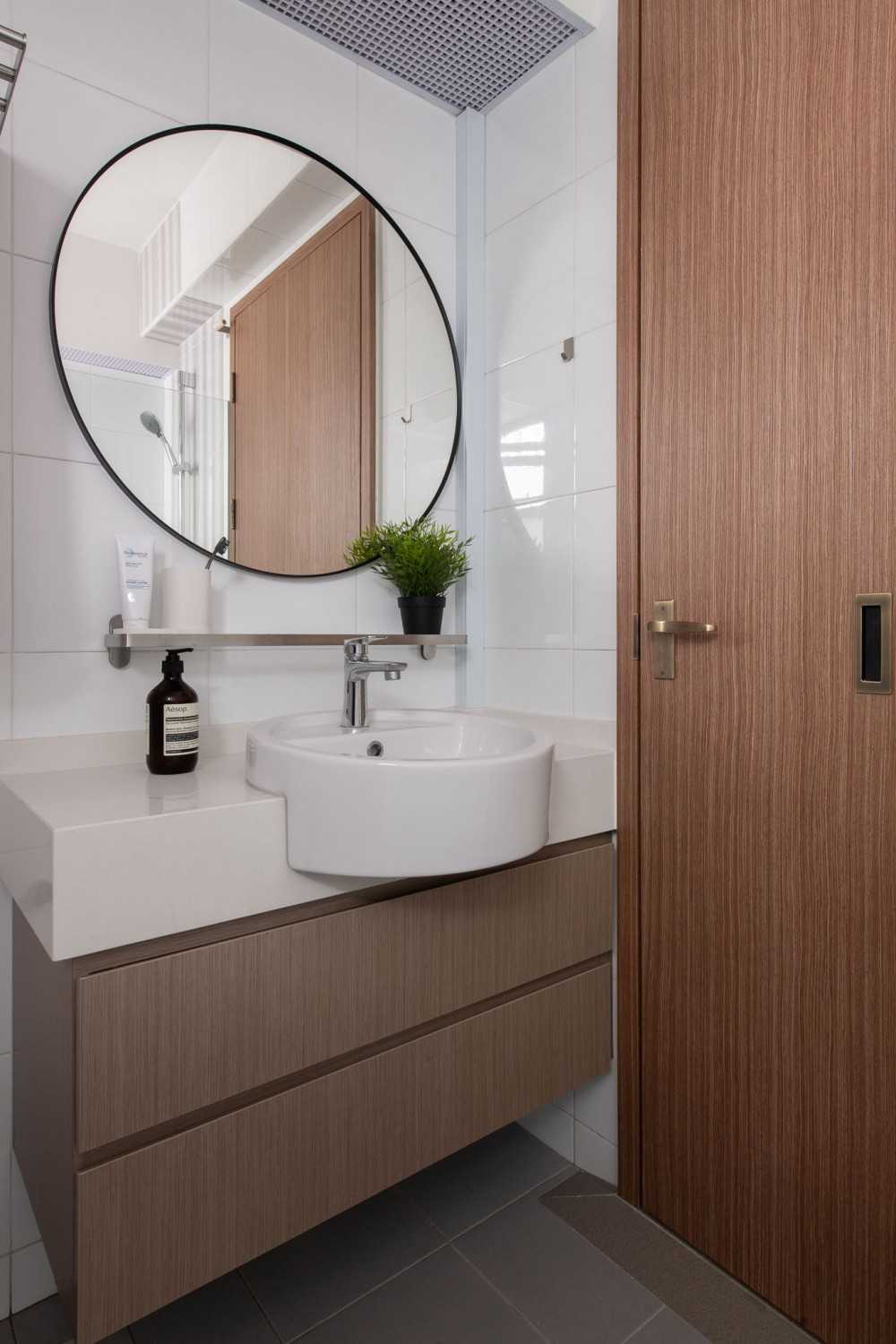 Scandinavian Bathroom with Mirror and Bathroom Storage