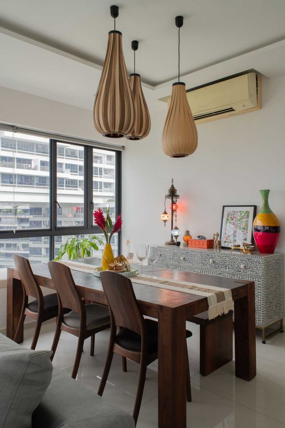 Modern Dining Room with Dining Table and Dining Chairs
