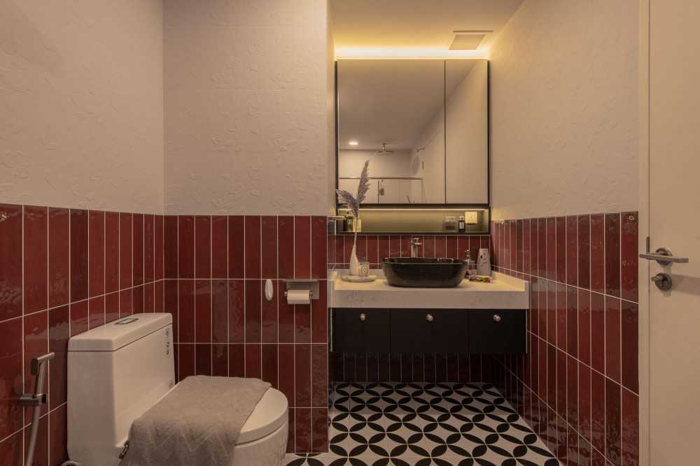 Modern Bathroom with Homogeneous Tiles and Mirror