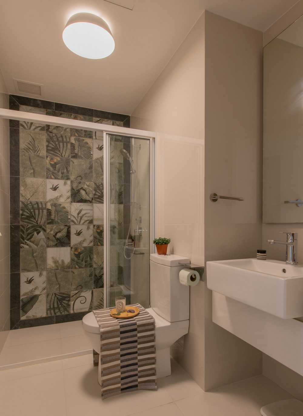 Modern Bathroom with Feature Wall and Mirror