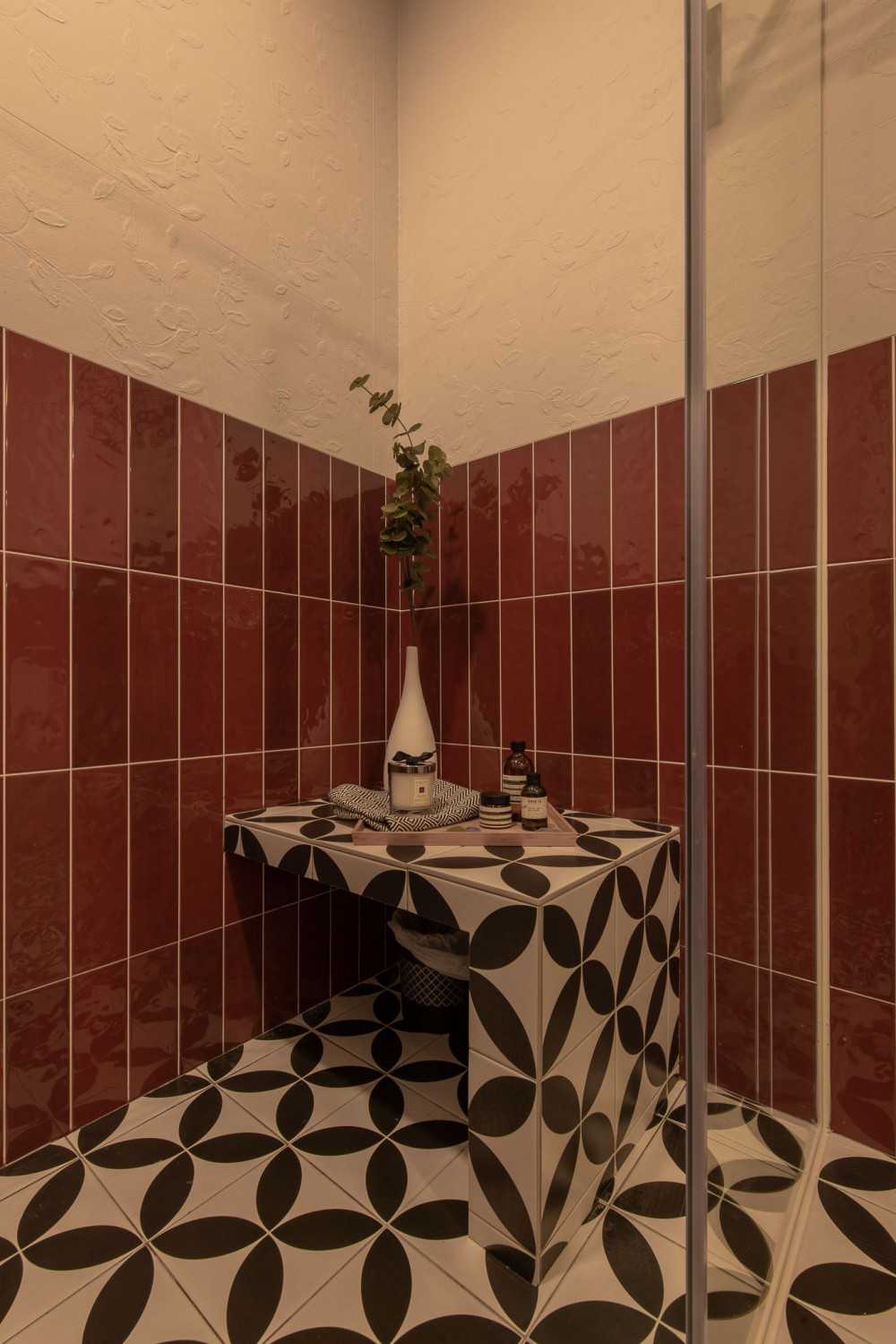 Modern Bathroom with Homogeneous Tiles and Bathroom Accessories