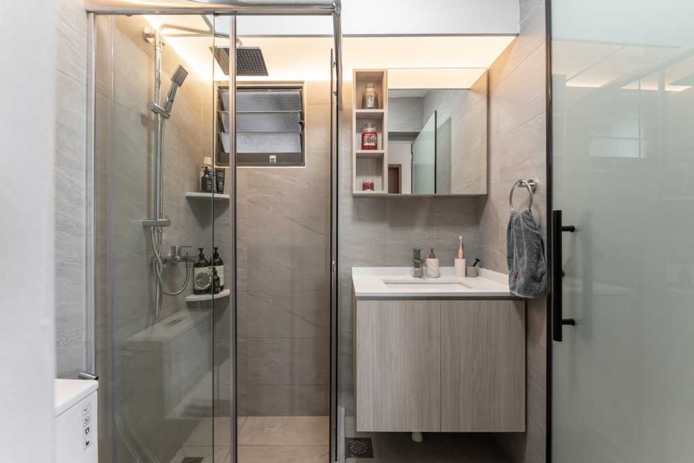 Modern Bathroom with Countertop and Homogeneous Tiles