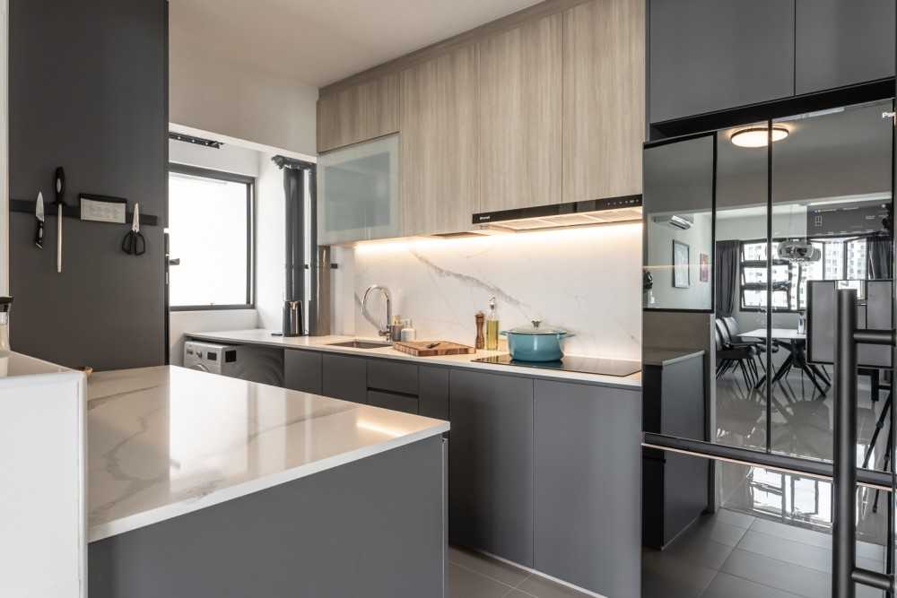 Modern Kitchen with Countertop and Homogeneous Tiles
