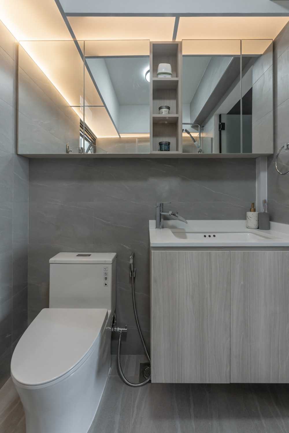 Modern Bathroom with Countertop and Homogeneous Tiles