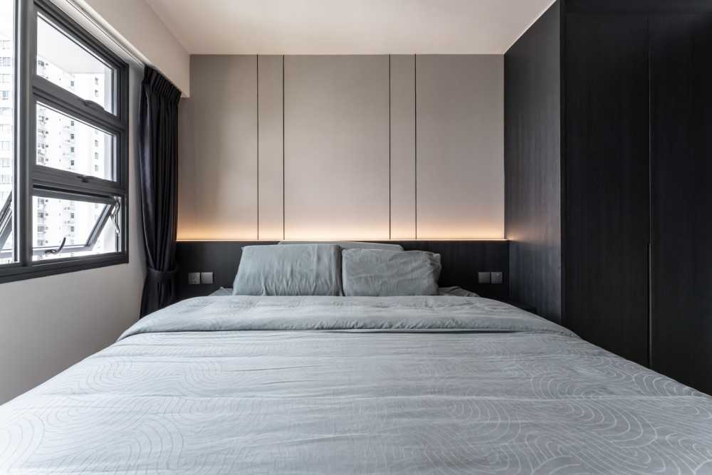 Modern Bedroom with Platform Bed and Feature Wall