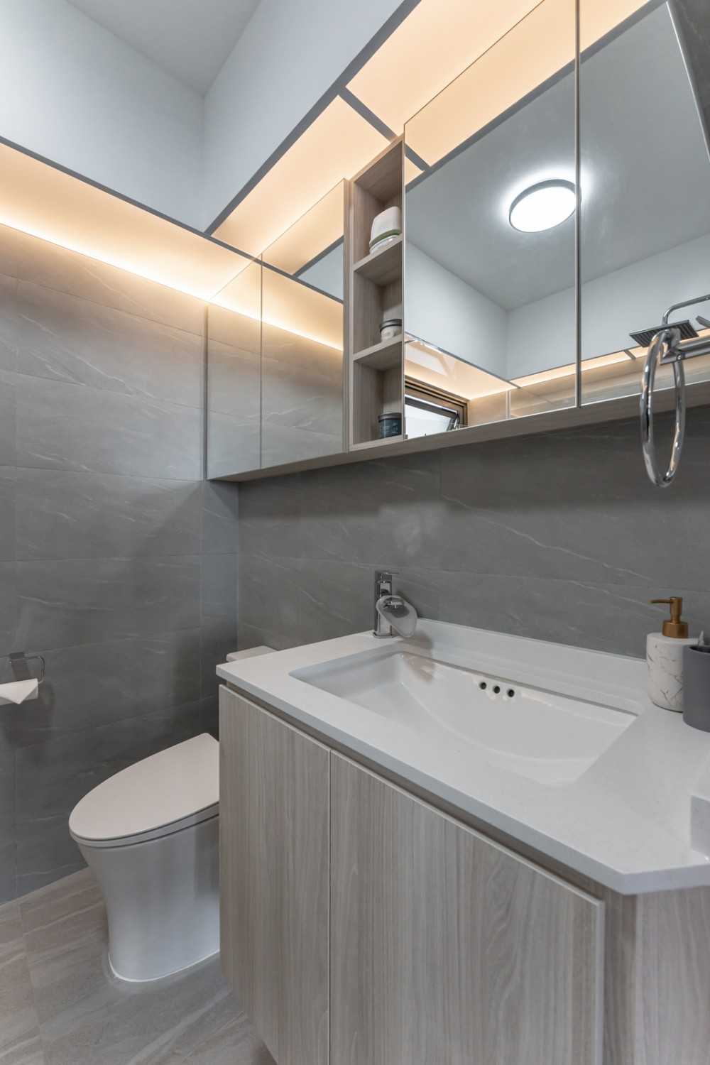 Modern Bathroom with Countertop and Homogeneous Tiles