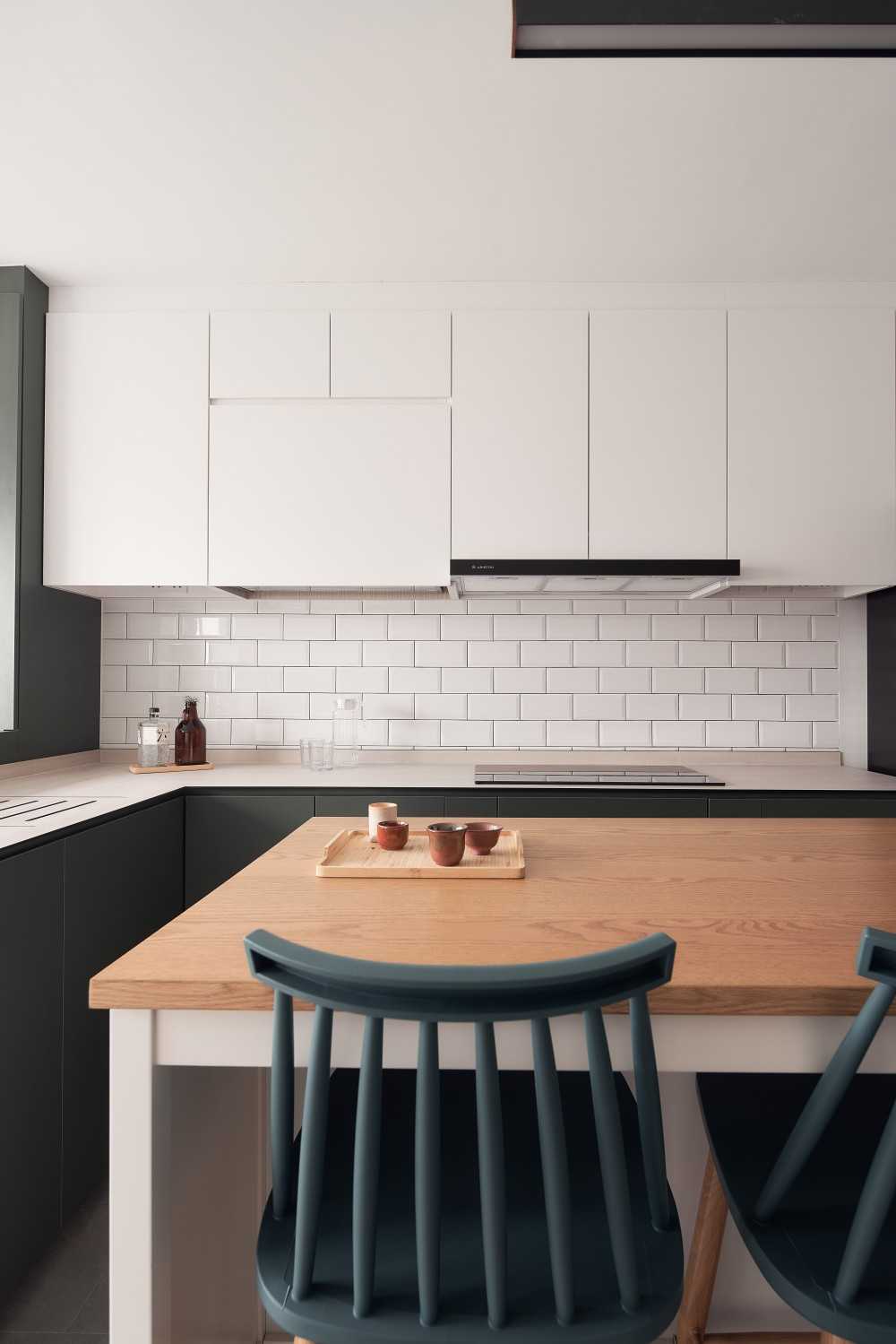 Asian Kitchen with Kitchen Island and Kitchen Backsplash