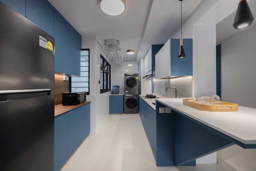 Modern Kitchen with Kitchen Backsplash and Kitchen Cabinets