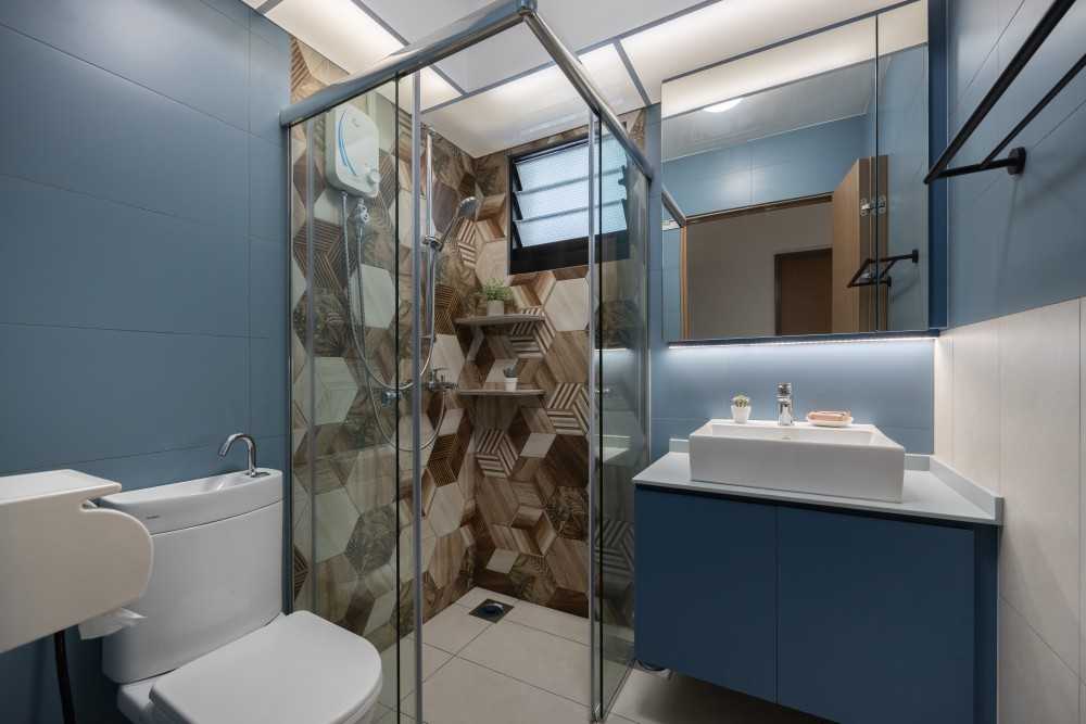 Modern Bathroom with Mirror and Bathroom Storage