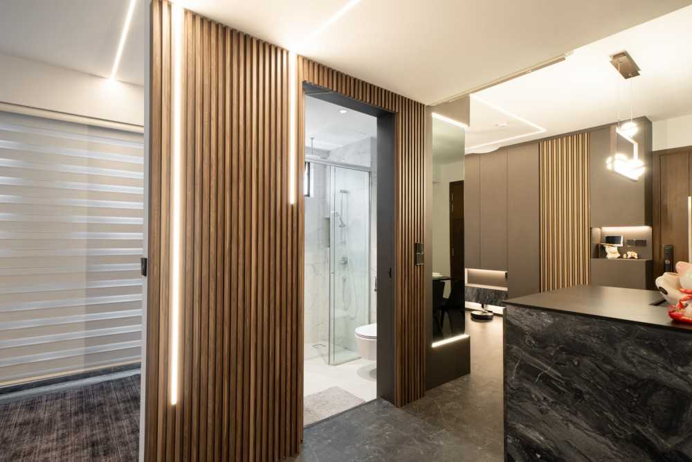 Modern Bathroom with Homogeneous Tiles and Mirror