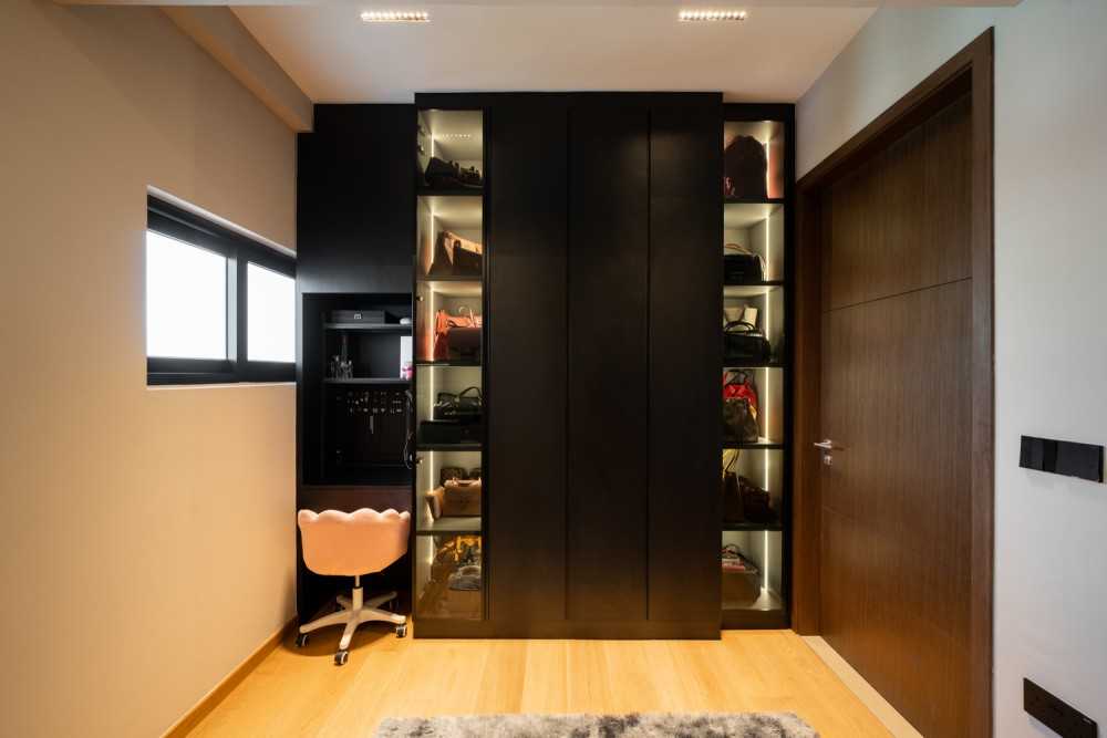 Modern Walk-in Wardrobe with Mirror and Wardrobe