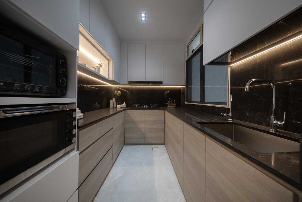 Modern Kitchen with Kitchen Backsplash and Kitchen Cabinets