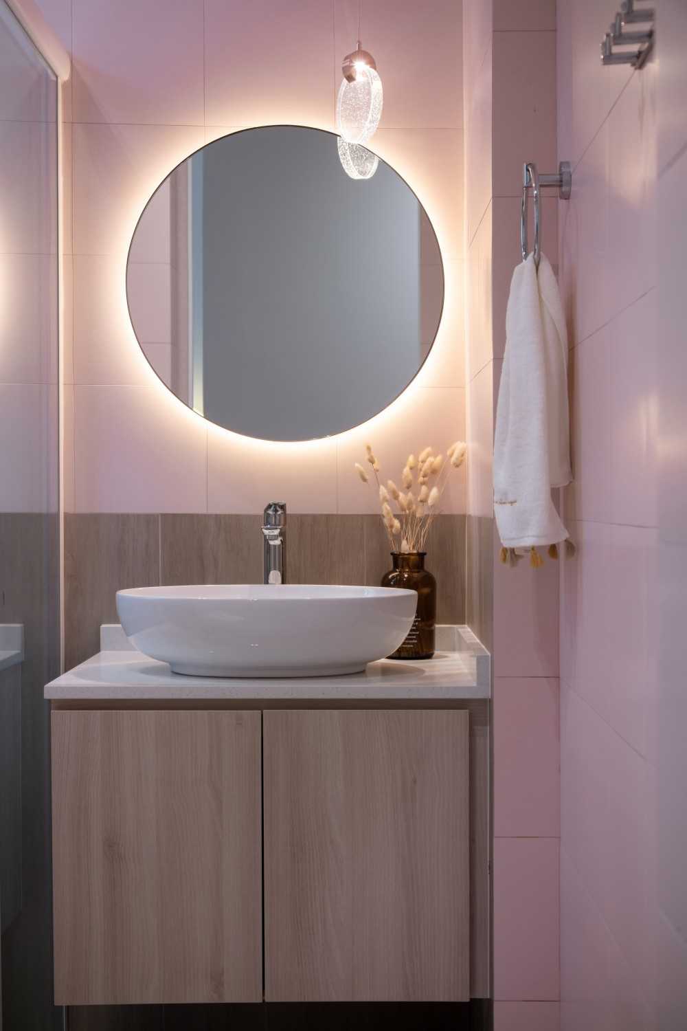Modern Bathroom with Mirror and Bathroom Sinks