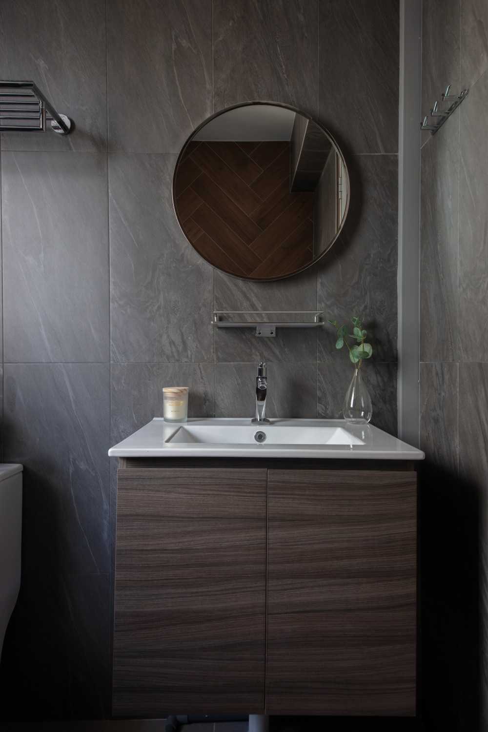 Scandinavian Bathroom with Mirror and Bathroom Storage