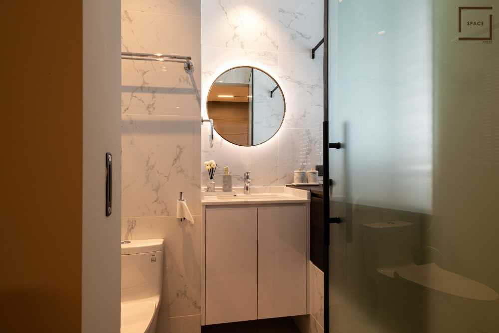 Modern Bathroom with Mirror and Bathtub
