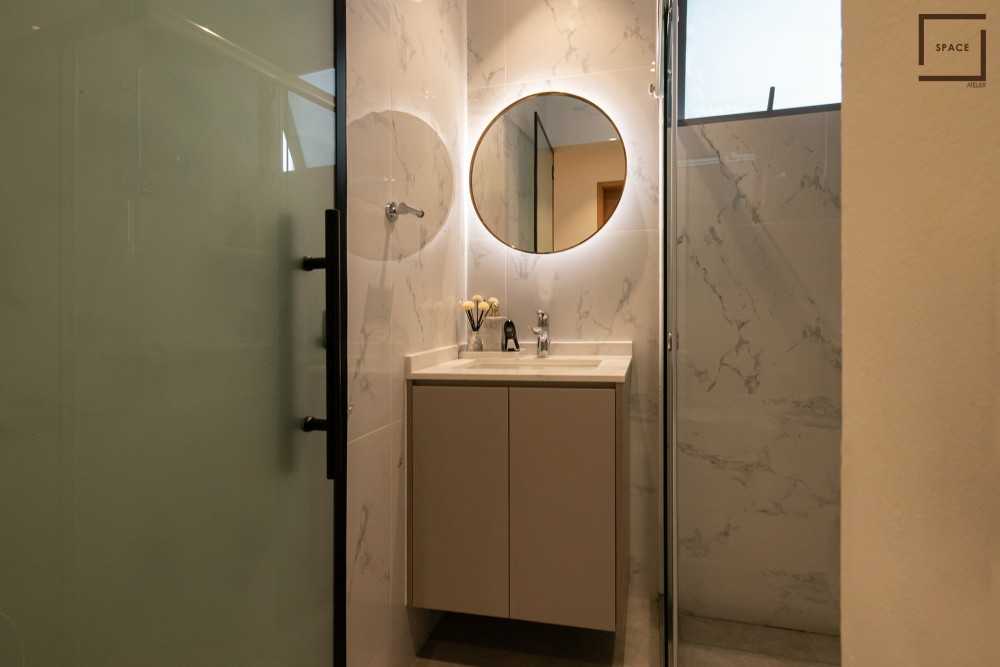 Modern Bathroom with Mirror and Bathroom Accessories
