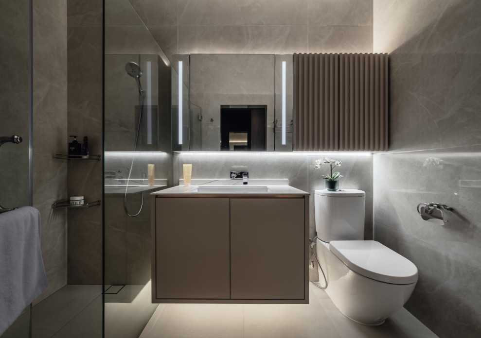 Modern Bathroom with Countertop and Homogeneous Tiles