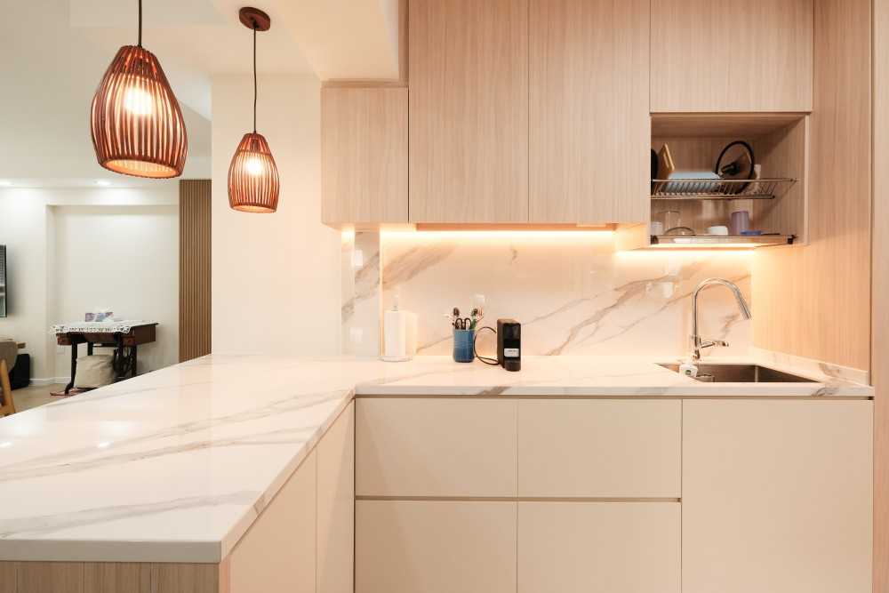 Scandinavian Kitchen with Open Kitchen and Kitchen Backsplash