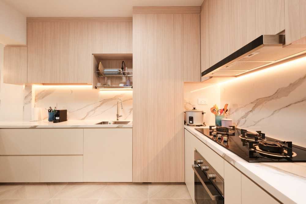 Scandinavian Kitchen with Open Kitchen and Kitchen Backsplash