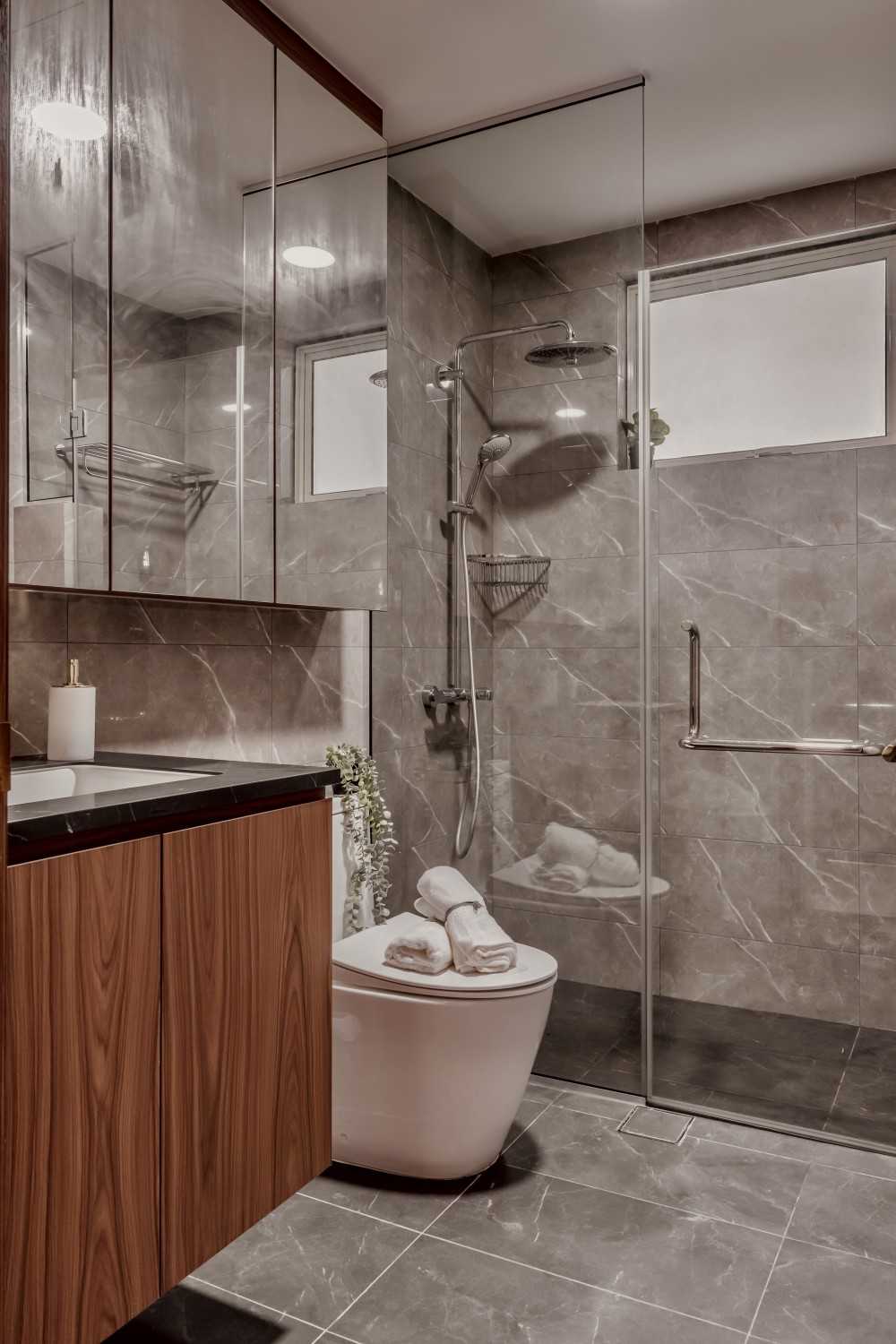 Modern Bathroom with Mirror and Rainshower