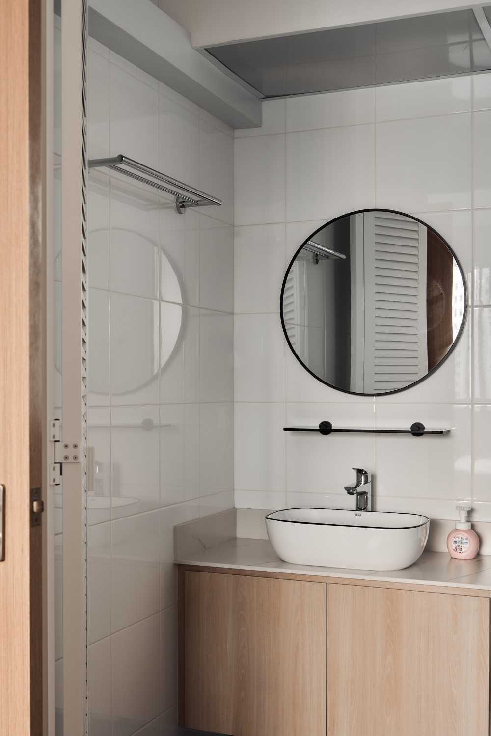 Scandinavian Bathroom with Mirror and Bathroom Storage