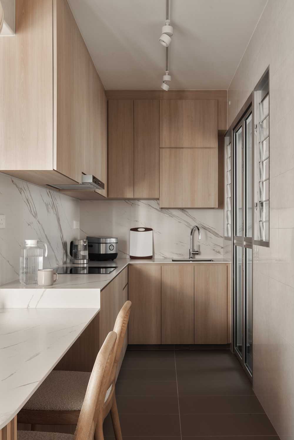 Scandinavian Kitchen with Open Kitchen and Kitchen Backsplash