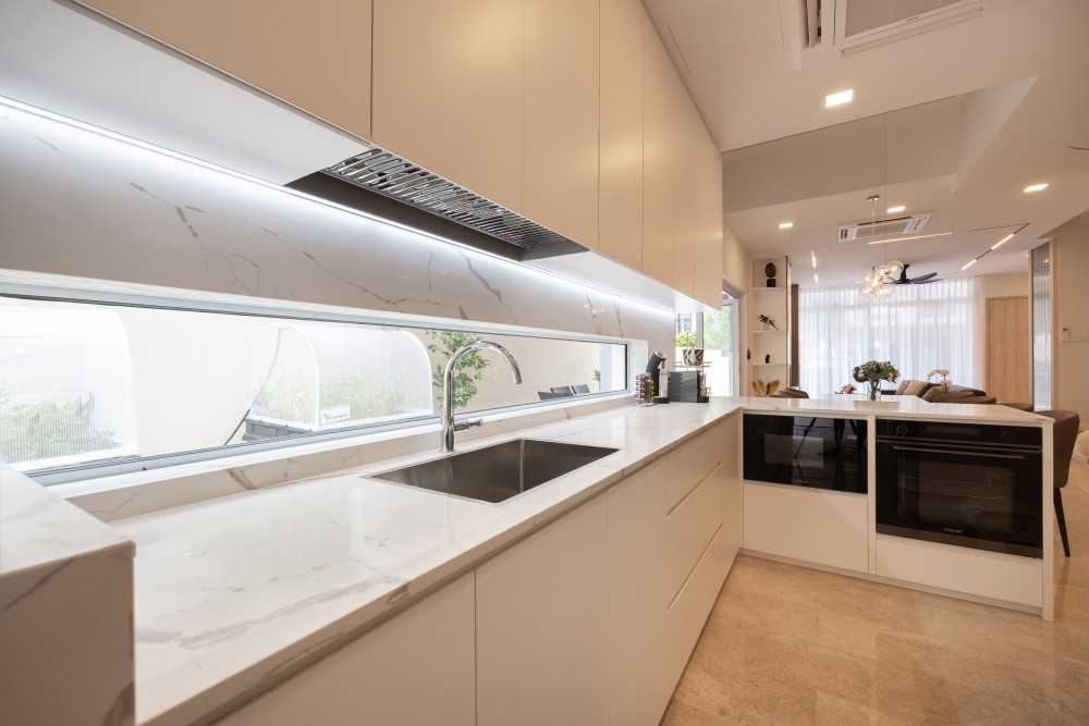 Modern Kitchen with Kitchen Backsplash and Kitchen Cabinets
