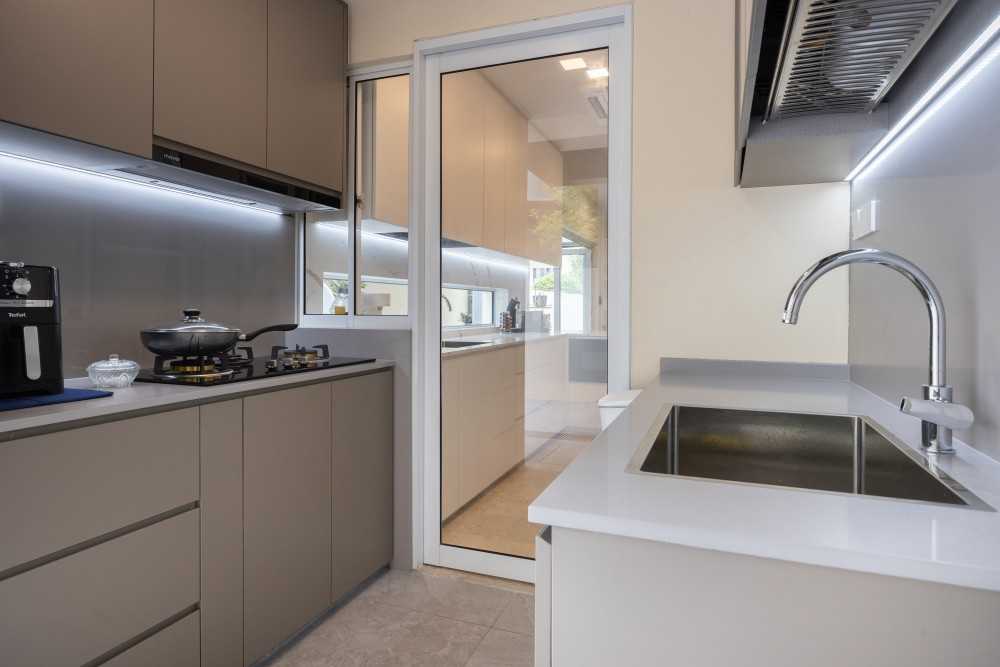Modern Kitchen with Kitchen Backsplash and Kitchen Cabinets