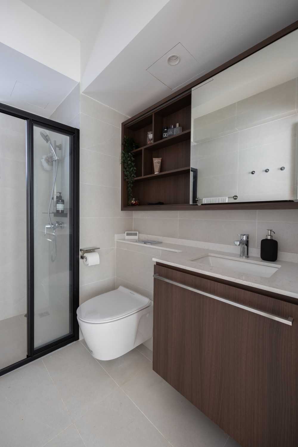 Scandinavian Bathroom with Mirror and Bathroom Storage