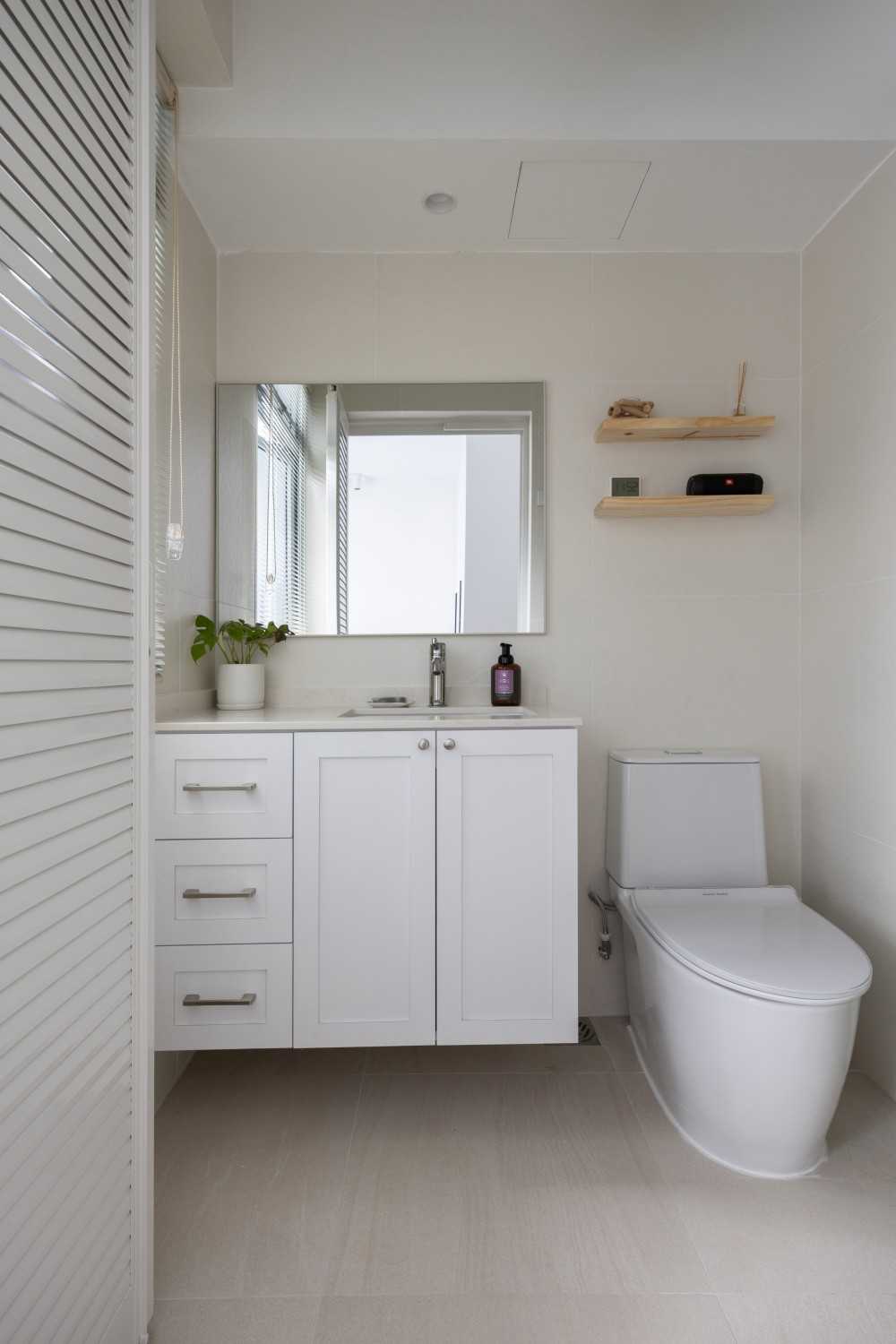 Scandinavian Bathroom with Mirror and Bathroom Storage