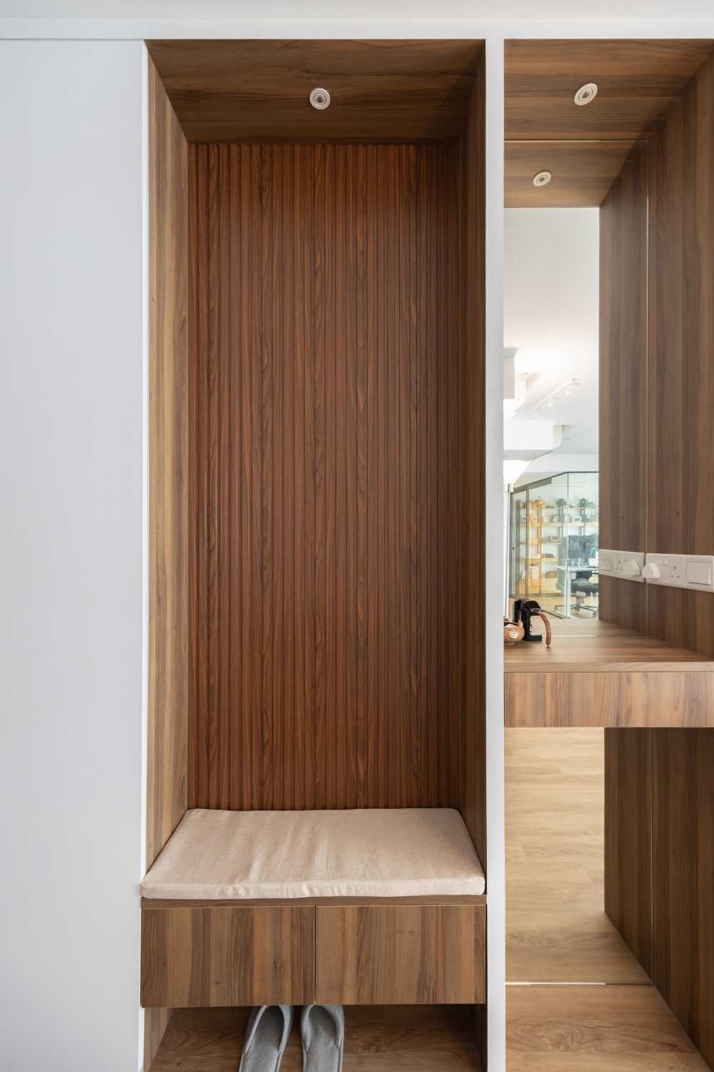 Scandinavian Entryway with Mirror and Seating Bench