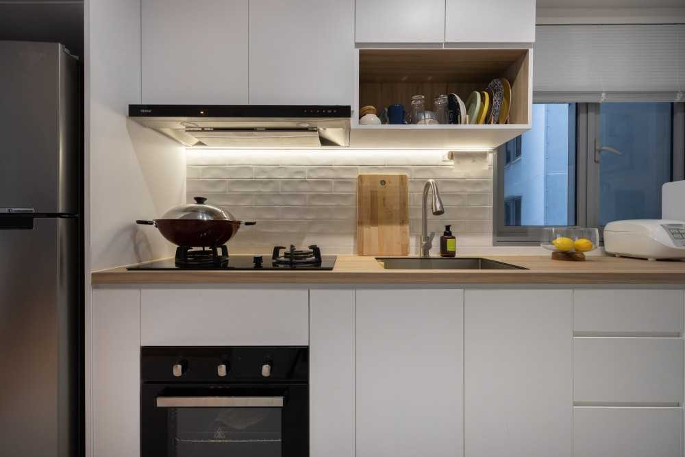 Scandinavian Kitchen with Kitchen Backsplash and Kitchen Cabinets
