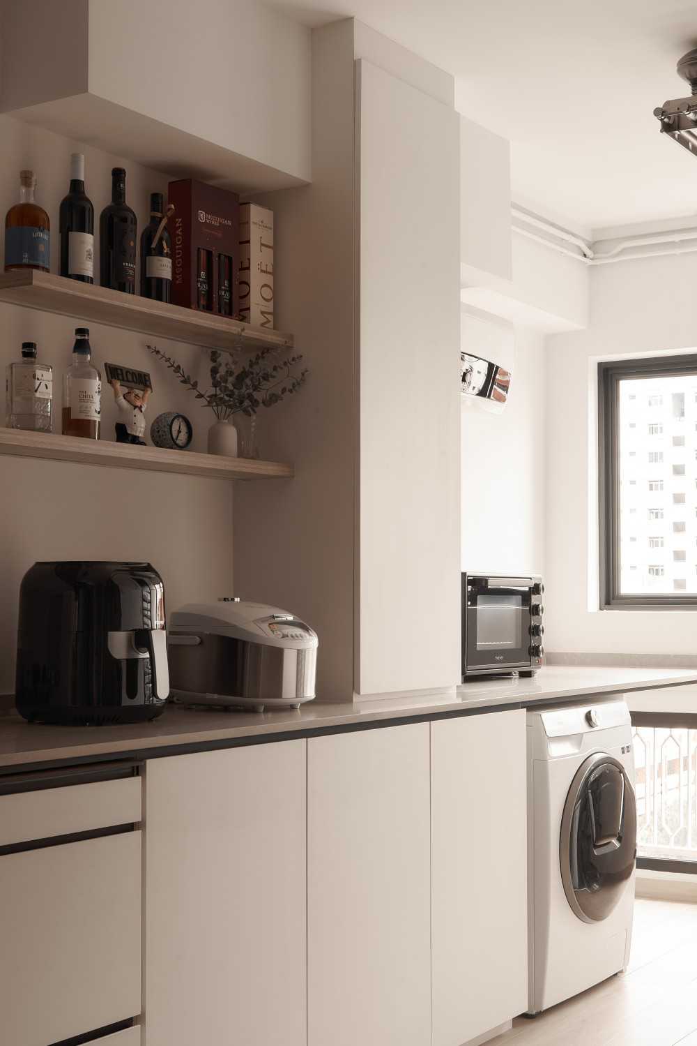 Scandinavian Service Yard with Countertop and Laundry Area
