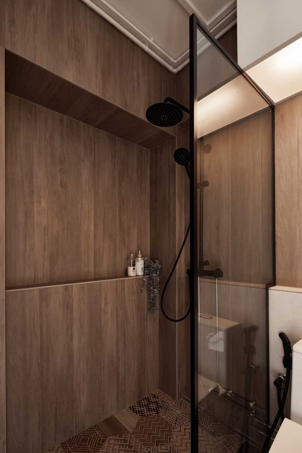 Scandinavian Bathroom with Shower Screen and Rainshower