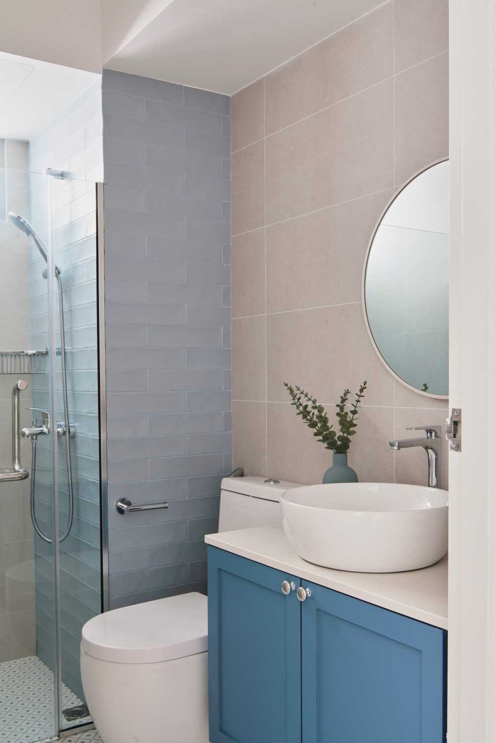 Scandinavian Bathroom with Mirror and Bathroom Storage