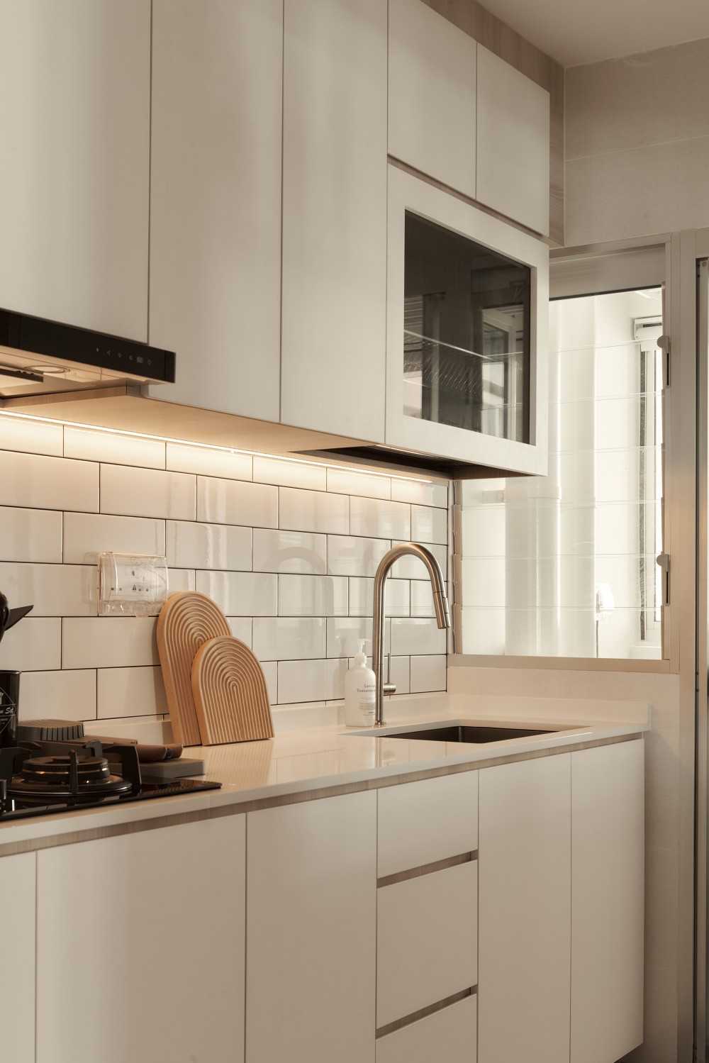Scandinavian Kitchen with Kitchen Backsplash and Kitchen Cabinets