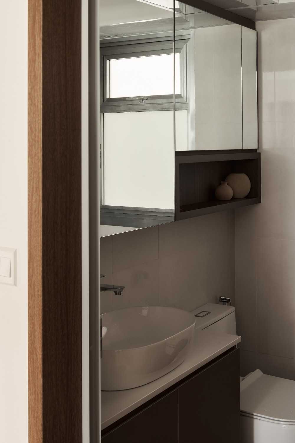 Scandinavian Bathroom with Mirror and Bathroom Storage