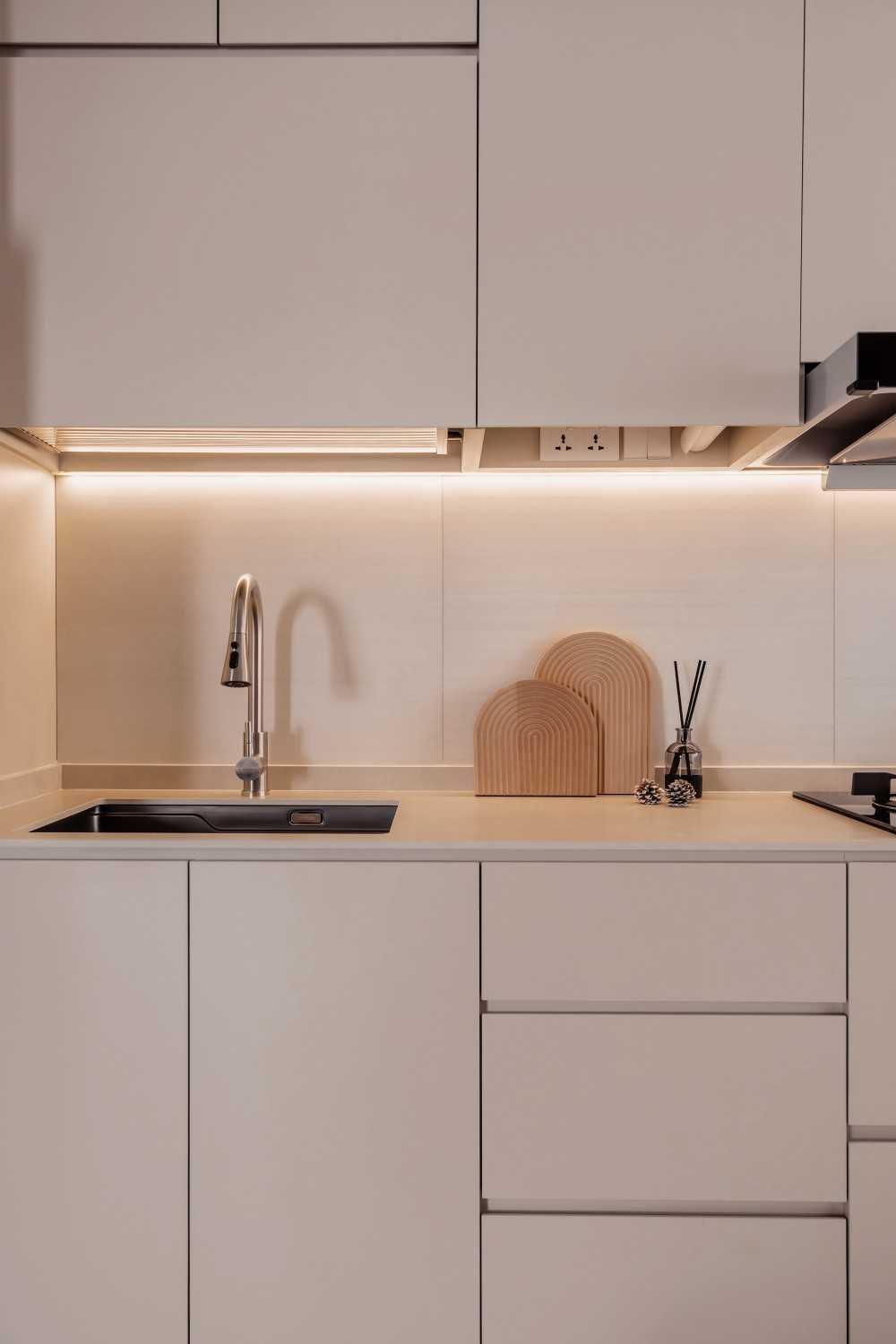 Minimalist Kitchen with Drawer Units and Kitchen Cabinets