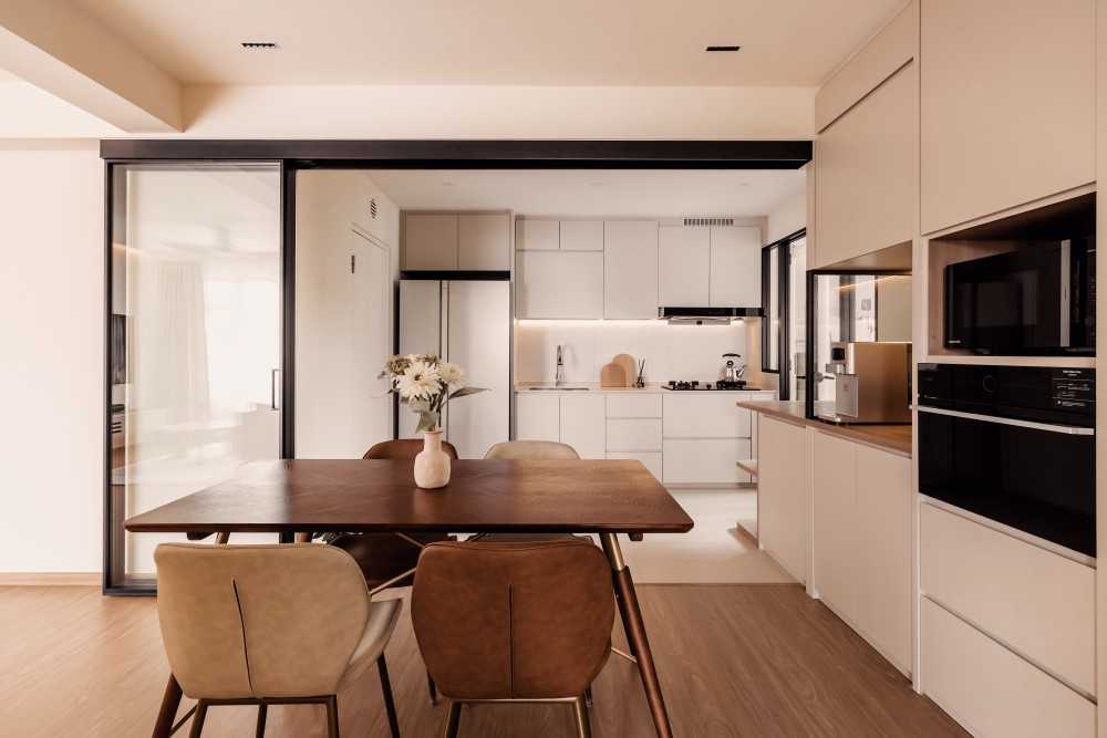 Minimalist Kitchen with Open Kitchen and Kitchen Cabinets