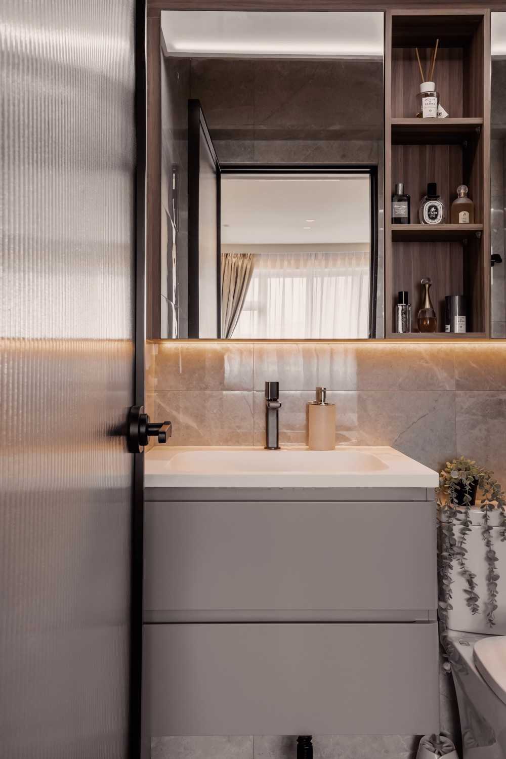 Minimalist Bathroom with Mirror and Bathroom Storage