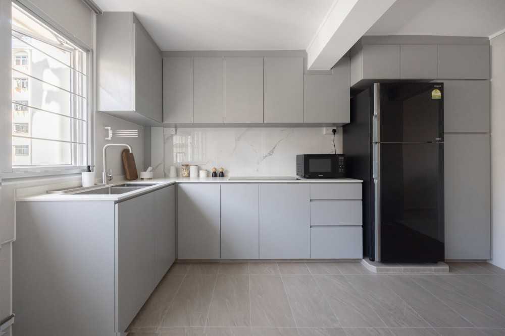 Contemporary Kitchen with Kitchen Backsplash and Storage Cabinets