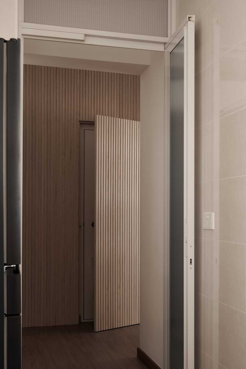 Minimalist Entryway with Panelling and Doors