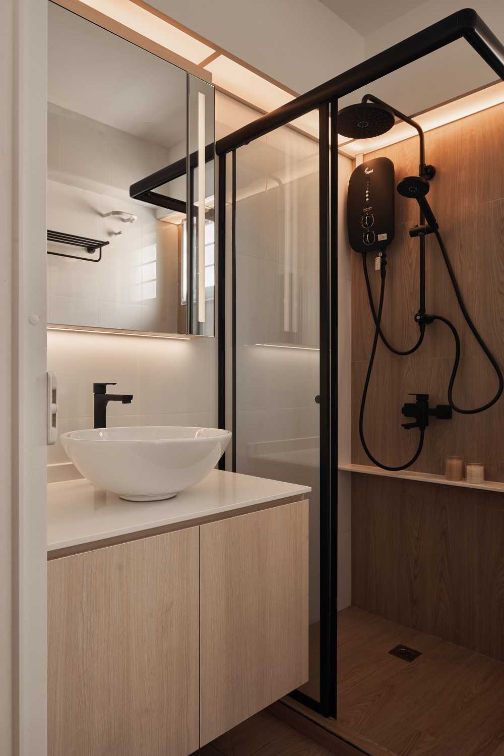 Minimalist Bathroom with Mirror and Rainshower