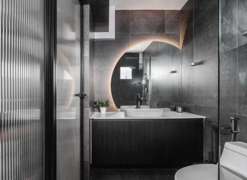 Minimalist Bathroom with Countertop and Homogeneous Tiles