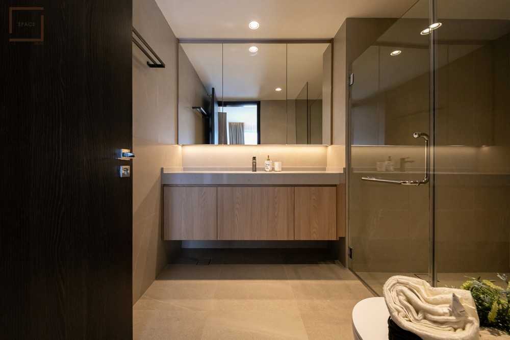 Contemporary Bathroom with Mirror and Bathroom Storage