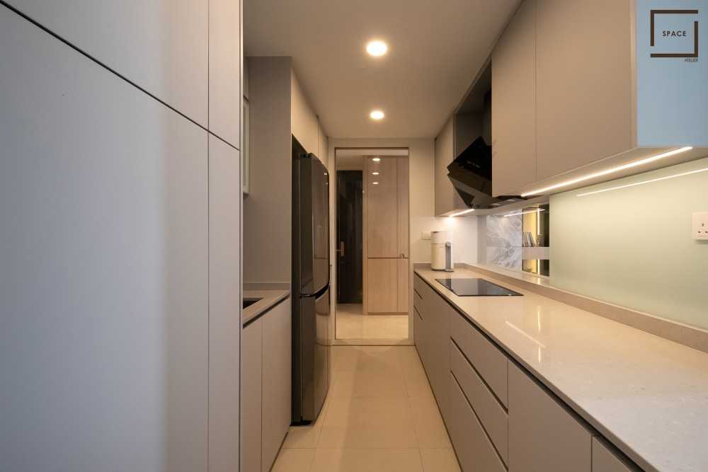 Contemporary Kitchen with Kitchen Accessories and Kitchen Tap